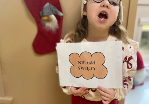 Dziewczynka pozuje do zdjęcia