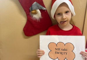 Dziewczynka pozuje do zdjęcia