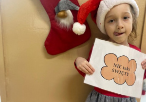 Dziewczynka pozuje do zdjęcia