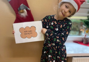 Dziewczynka pozuje do zdjęcia