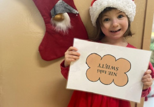 Dziewczynka pozuje do zdjęcia