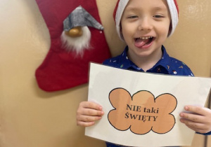 Chłopiec pozuje do zdjęcia