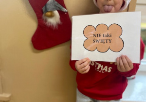 Chłopiec pozuje do zdjęcia