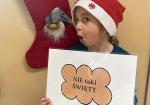 Dziewczynka pozuje do zdjęcia