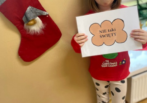 Dziewczynka pozuje do zdjęcia