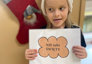 Dziewczynka pozuje do zdjęcia