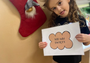 Dziewczynka pozuje do zdjęcia