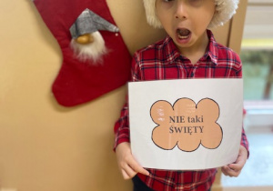 Chłopiec pozuje do zdjęcia