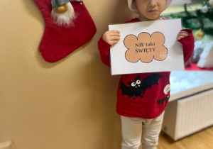 Chłopiec pozuje do zdjęcia