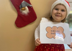 Dziewczynka pozuje do zdjęcia