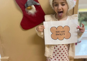 Dziewczynka pozuje do zdjęcia