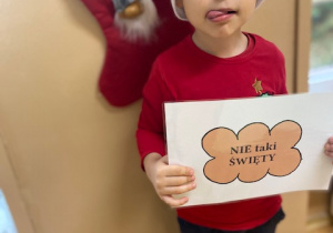 Chłopiec pozuje do zdjęcia