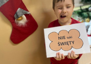 Chłopiec pozuje do zdjęcia