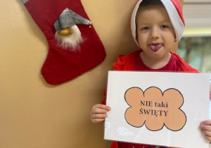 Chłopiec pozuje do zdjęcia