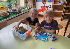 Dziewczyny budują z lego