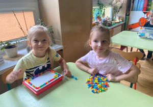 Dziewczyny budują mozaikę