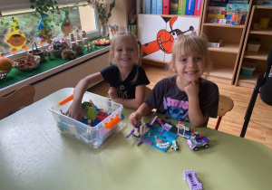 Dziewczyny budują z lego
