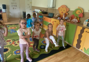 Dzieci tańczą na dywanie