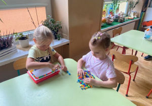 Dziewczyny budują mozaikę