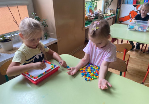 Dziewczyny budują mozaikę