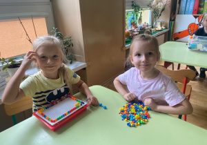 Dziewczyny budują mozaikę