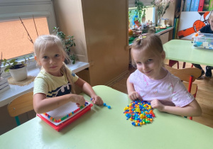 Dziewczyny budują mozaikę