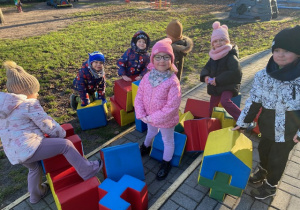 Dzieci bawią się na placu zabaw