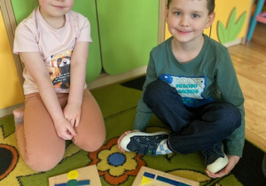 Dzieci układają mozaikę geometryczną