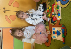 Dzieci układają mozaikę geometryczną