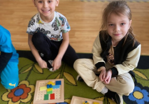 Dzieci układają mozaikę geometryczną