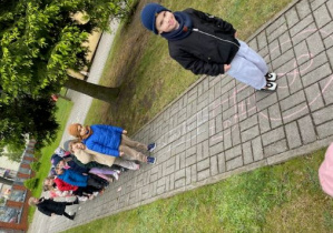 Dzieci bawią się w ogrodzie przedszkolnym