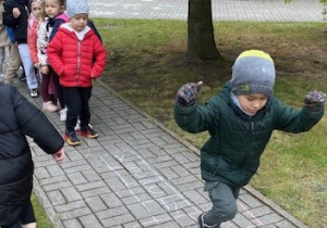 Dzieci bawią się w ogrodzie przedszkolnym