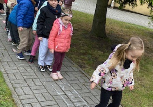 Dzieci bawią się w ogrodzie przedszkolnym