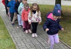 Dzieci bawią się w ogrodzie przedszkolnym