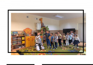Dzieci bawią się na zajęciach Teakwondo