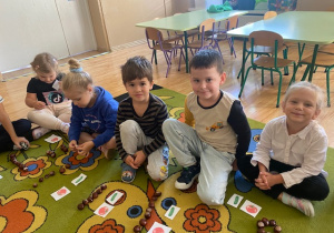 Dzieci grają w grę na dywanie