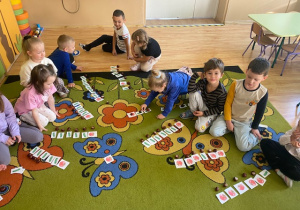 Dzieci grają w grę na dywanie