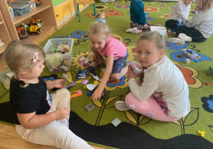 Dzieci grają w grę na dywanie