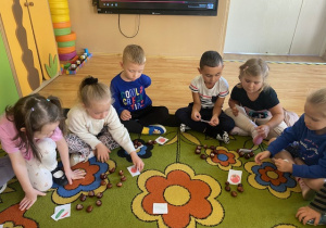 Dzieci grają w grę na dywanie