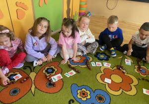 Dzieci grają w grę na dywanie