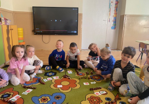 Dzieci grają w grę na dywanie