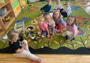 Dziewczyny pozują do zdjęcia