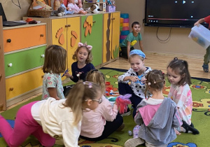 Dzieci bawią się na dywnie