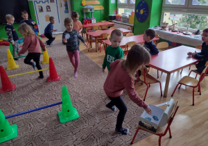 Dzieci zdobywają klejnoty wykonując zadania gimnastyczne