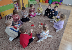 Dzieci oglądają instrumenty