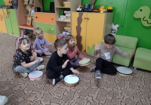 Dzieci grają w rytm muzyki klasycznej