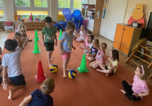 Dzieci ćwiczą gimnastycznie