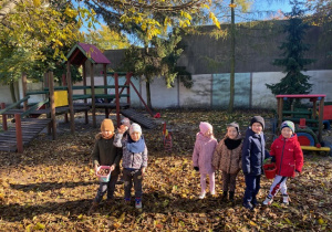 Dzieci pozują do zdjęć na w ogrodzie przedszkolnym