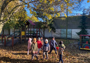 Dzieci pozują do zdjęć na w ogrodzie przedszkolnym