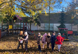 Dzieci pozują do zdjęć na w ogrodzie przedszkolnym